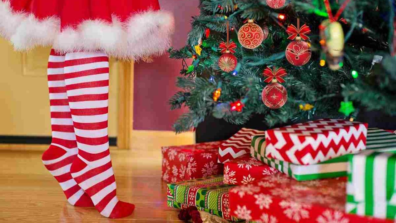 Il Natale si avvicina, è caccia al regalo giusto: i dati sulla spesa degli  italiani 