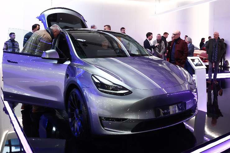 Tesla Model Y ancora ombre